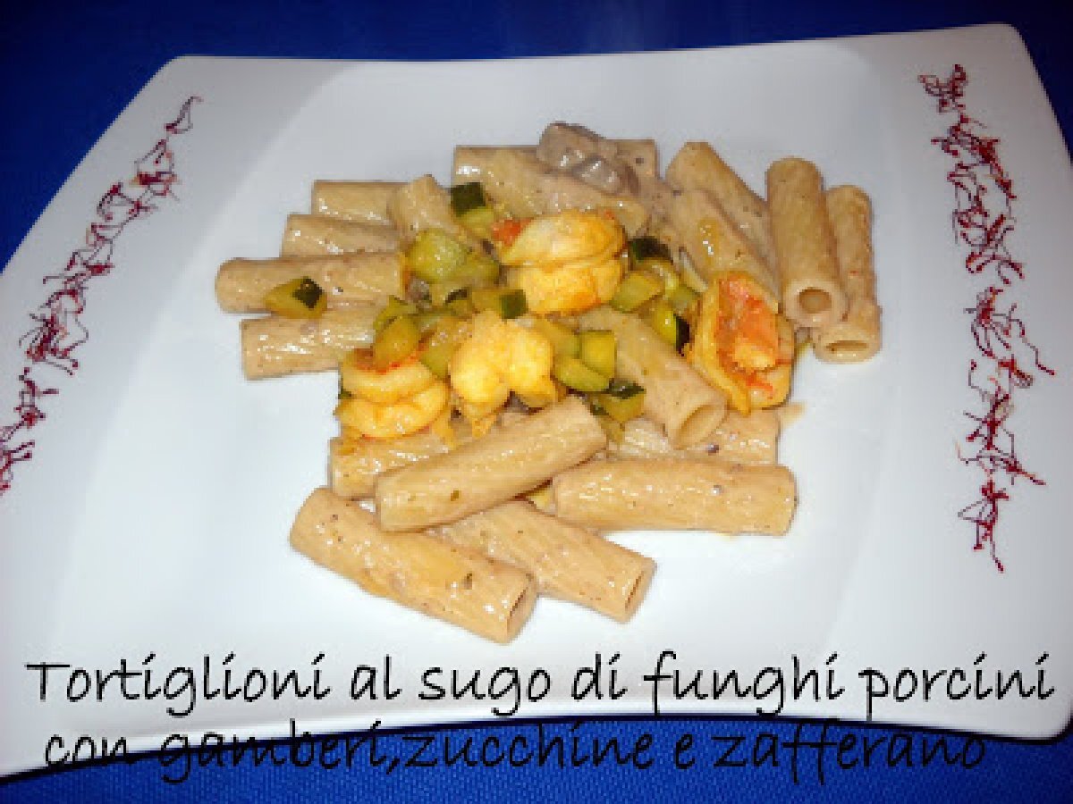 Ricetta Barilla: Tortiglioni al sugo di funghi porcini con gamberi, zucchine e zafferano