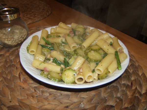 Rigatoni asparagi selvatici e zucchine