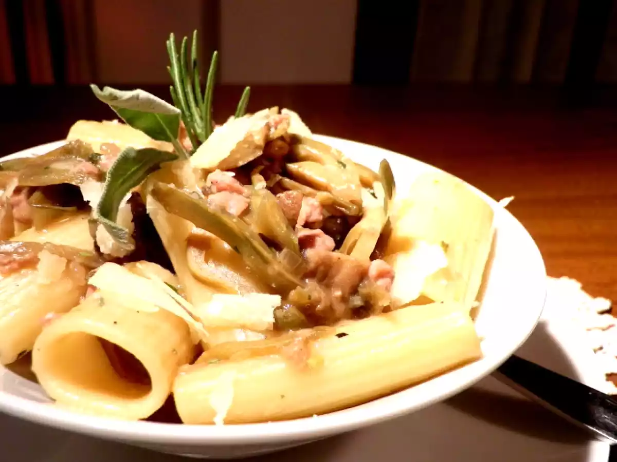 Rigatoni con carciofi, funghi e salsiccia