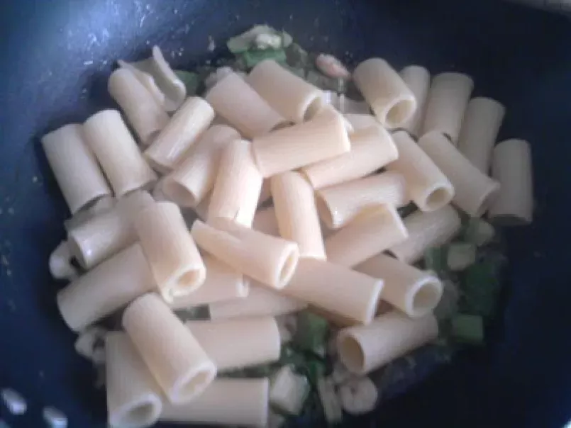 Rigatoni con gamberi asparagi e zucchine, alici al limone, foto 5
