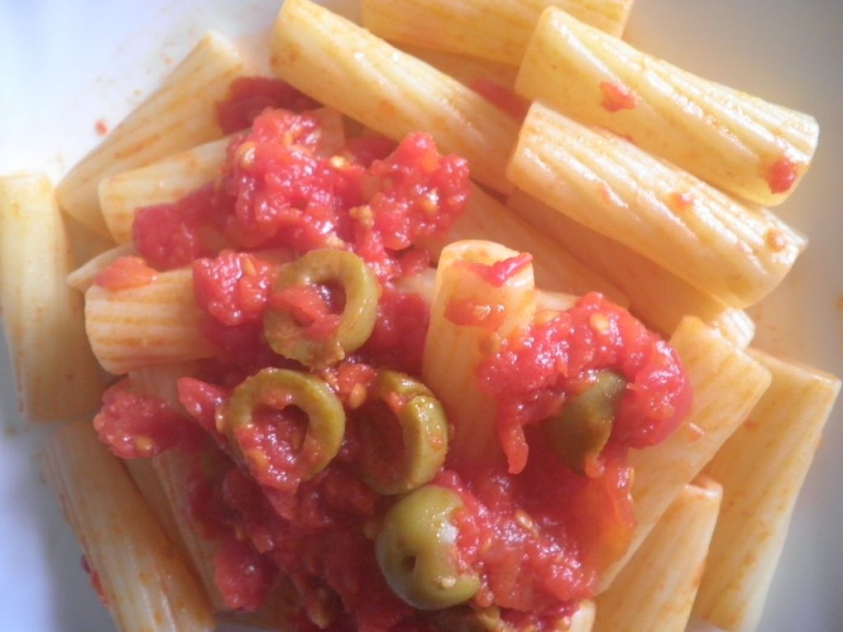 Rigatoni con olive verdi pomodoro e origano