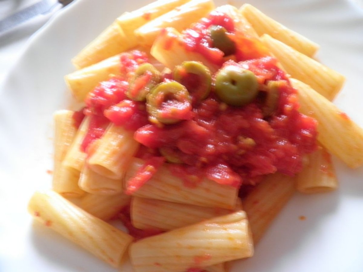 Rigatoni con olive verdi pomodoro e origano - foto 2