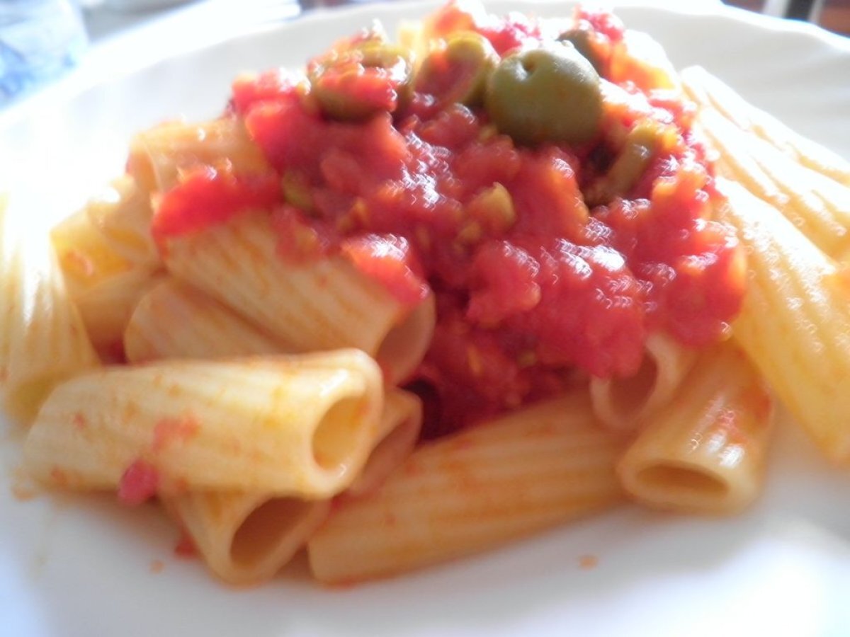 Rigatoni con olive verdi pomodoro e origano - foto 3