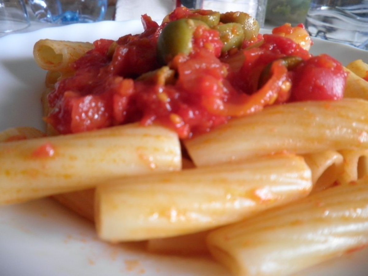 Rigatoni con olive verdi pomodoro e origano - foto 4