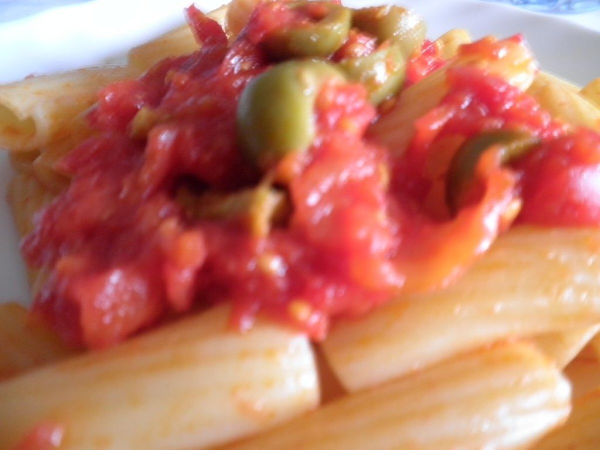 Rigatoni con olive verdi pomodoro e origano - foto 5