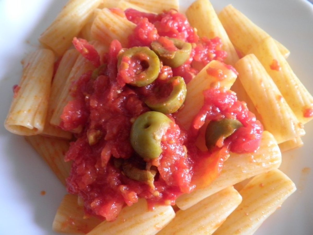 Rigatoni con olive verdi pomodoro e origano - foto 6