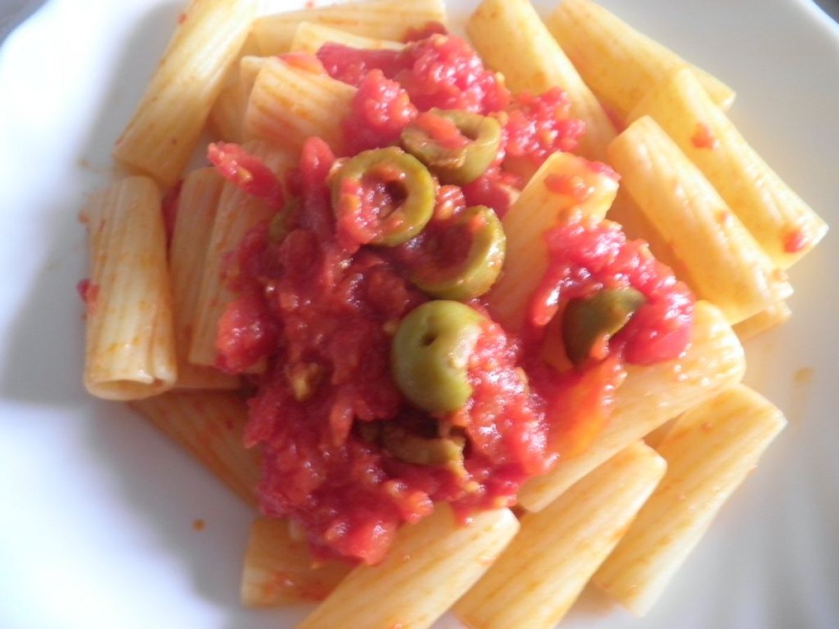 Rigatoni con olive verdi pomodoro e origano - foto 7