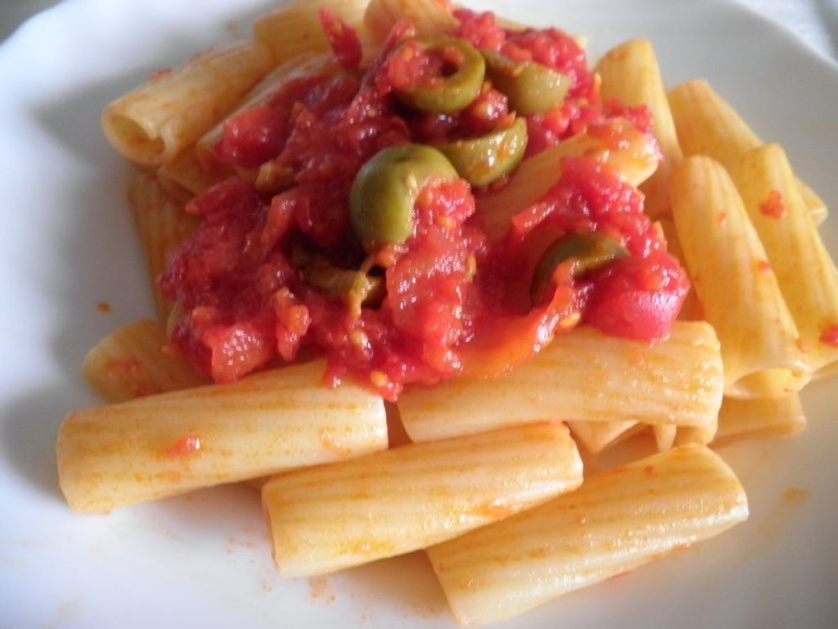 Rigatoni con olive verdi pomodoro e origano - foto 8