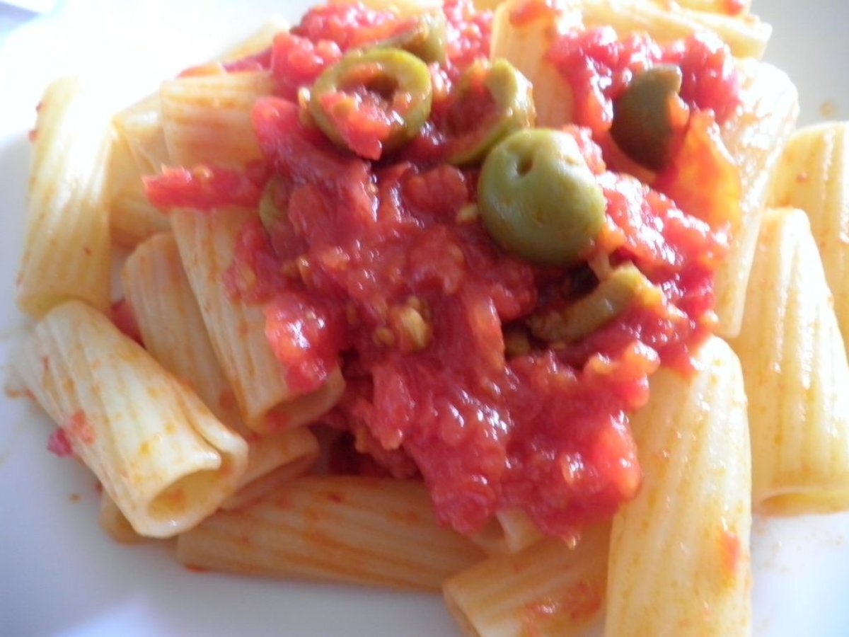 Rigatoni con olive verdi pomodoro e origano - foto 9