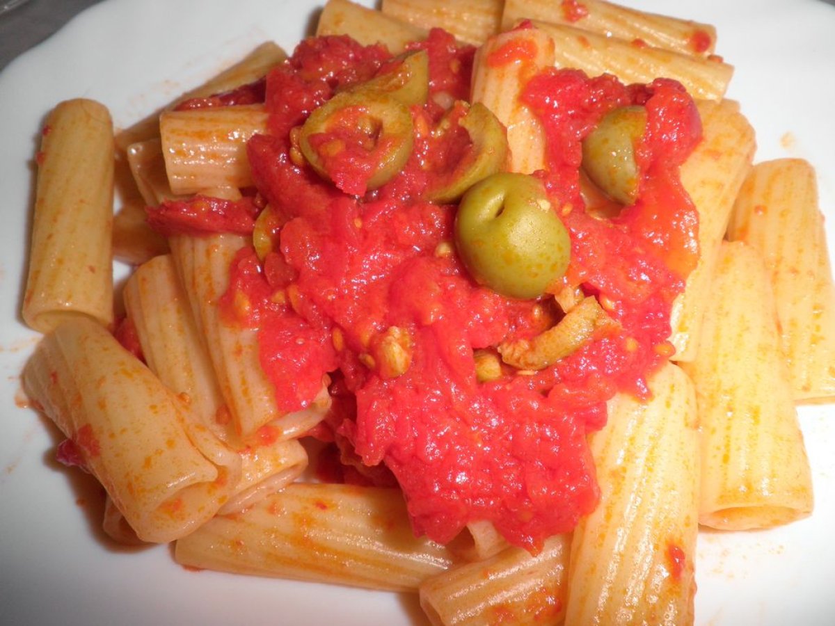 Rigatoni con olive verdi pomodoro e origano - foto 10