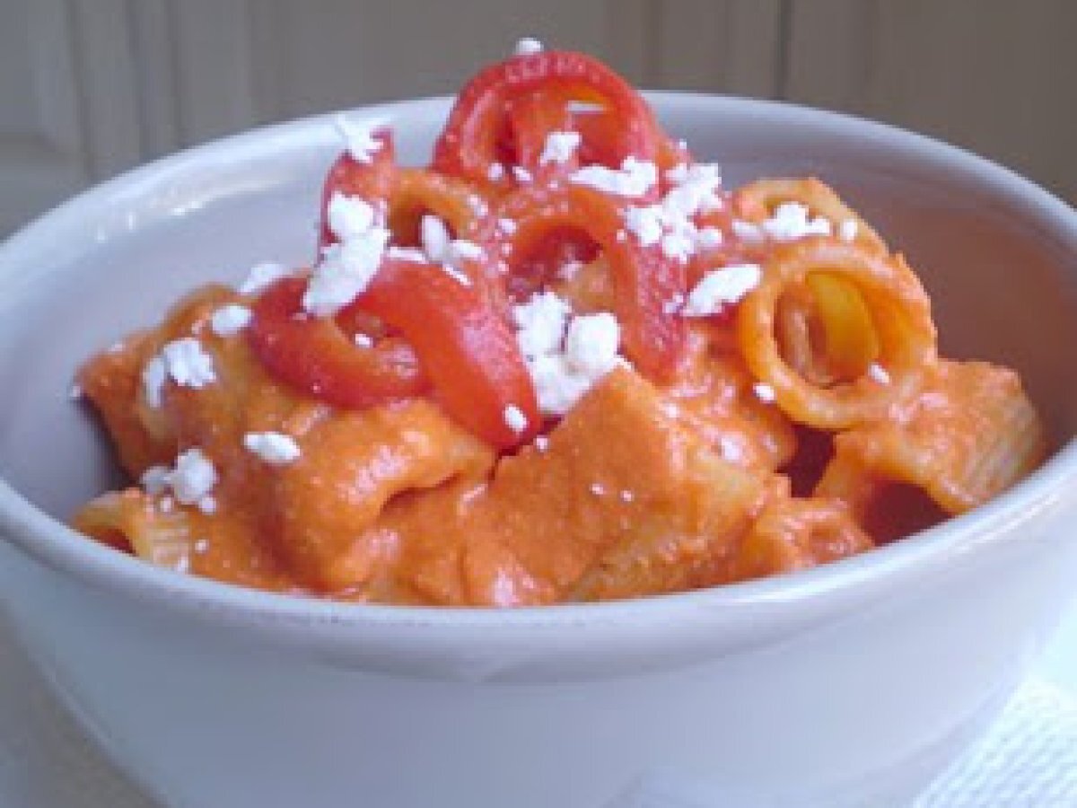 Rigatoni con salsa di peperoni e feta