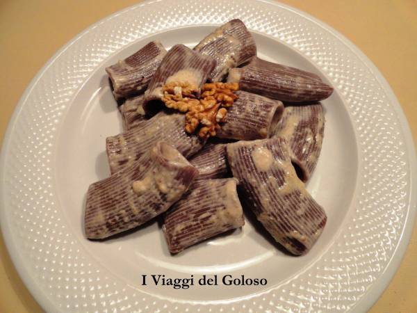 RIGATONI GIGANTI AL CACAO CON SALSA DI NOCI