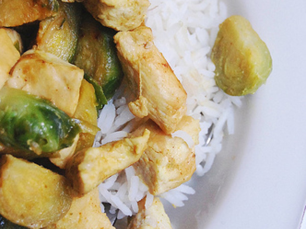 Riso basmati con pollo al curry e cavoletti
