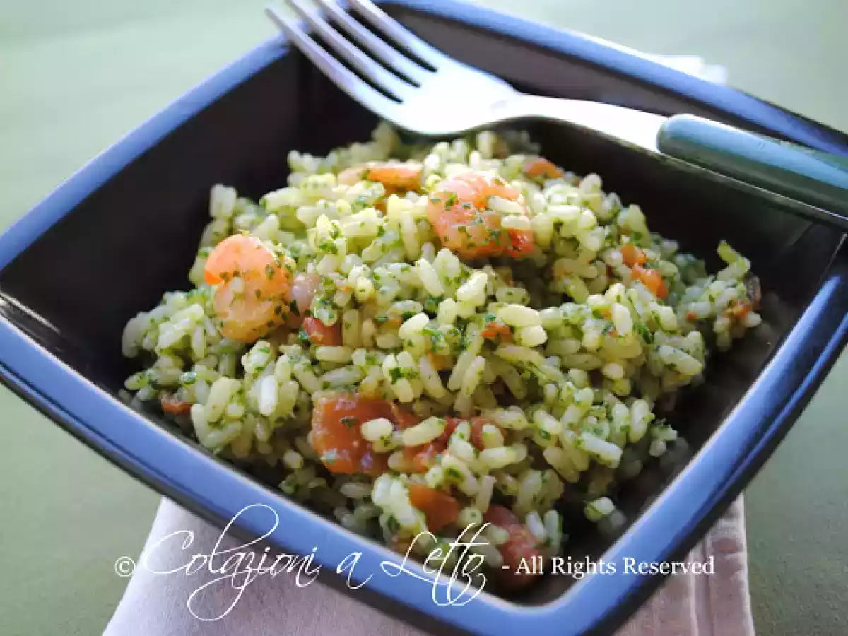Riso freddo con pesto di rucola e gamberetti