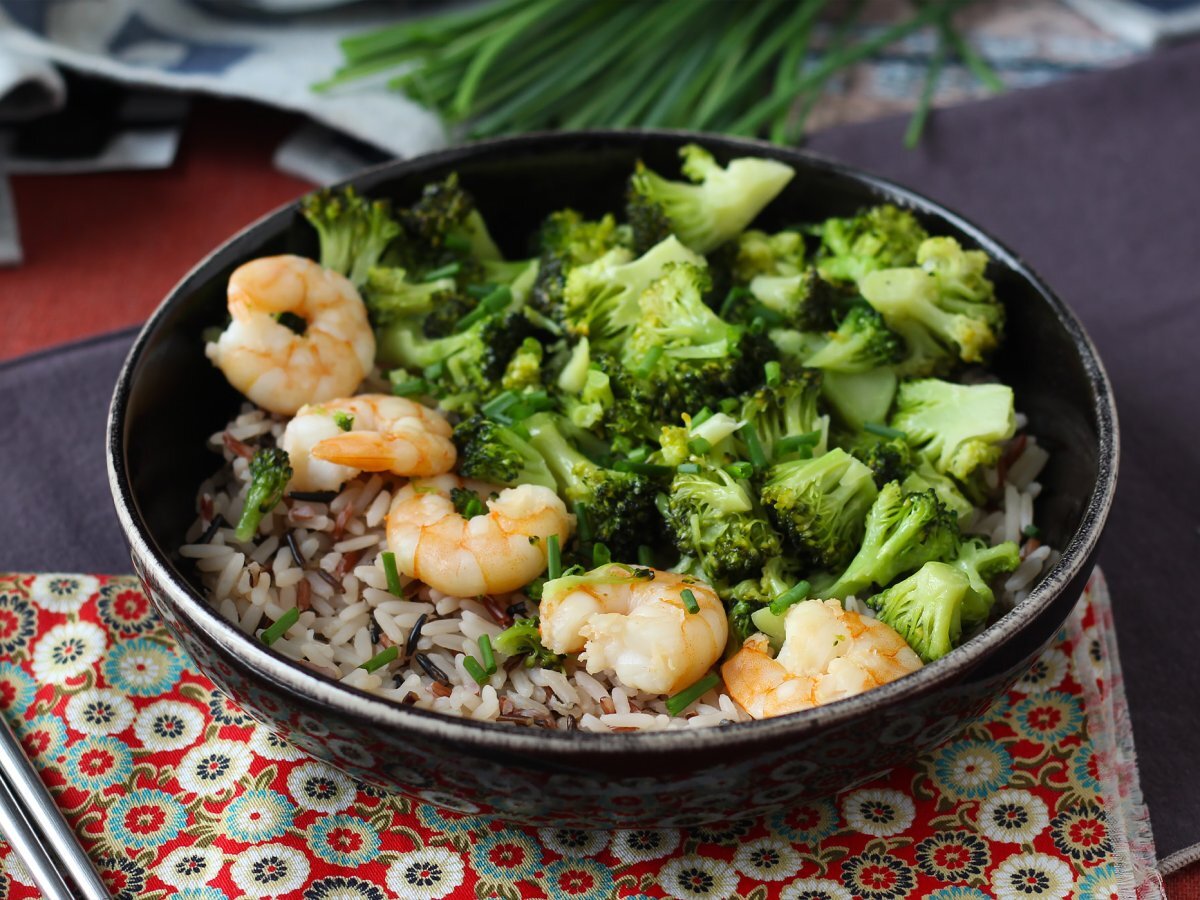 Riso integrale con broccoli e gamberetti, un piatto leggero ed equilibrato