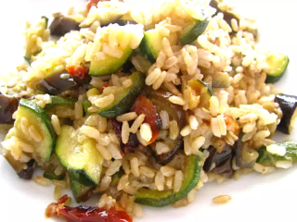 Riso integrale con verdure e olive taggiasche