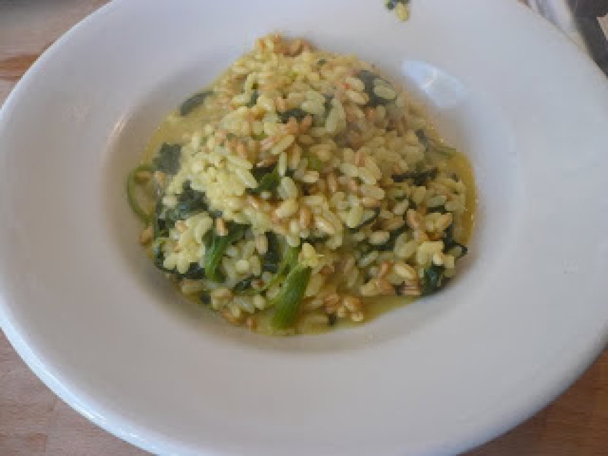 Riso-orzo-farro con spinaci e pistilli di zafferano