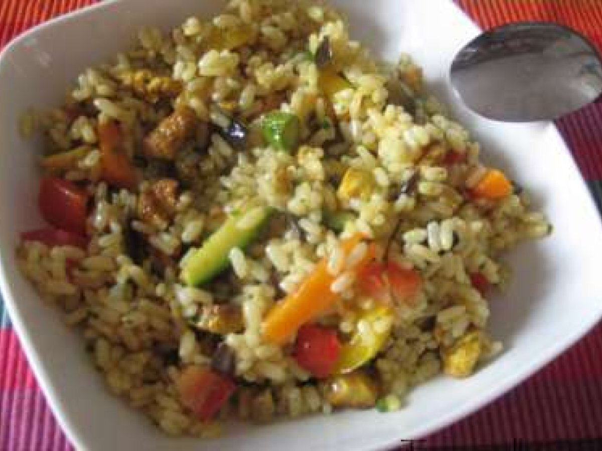 Riso pilaf con verdurine e straccetti di pollo al curry