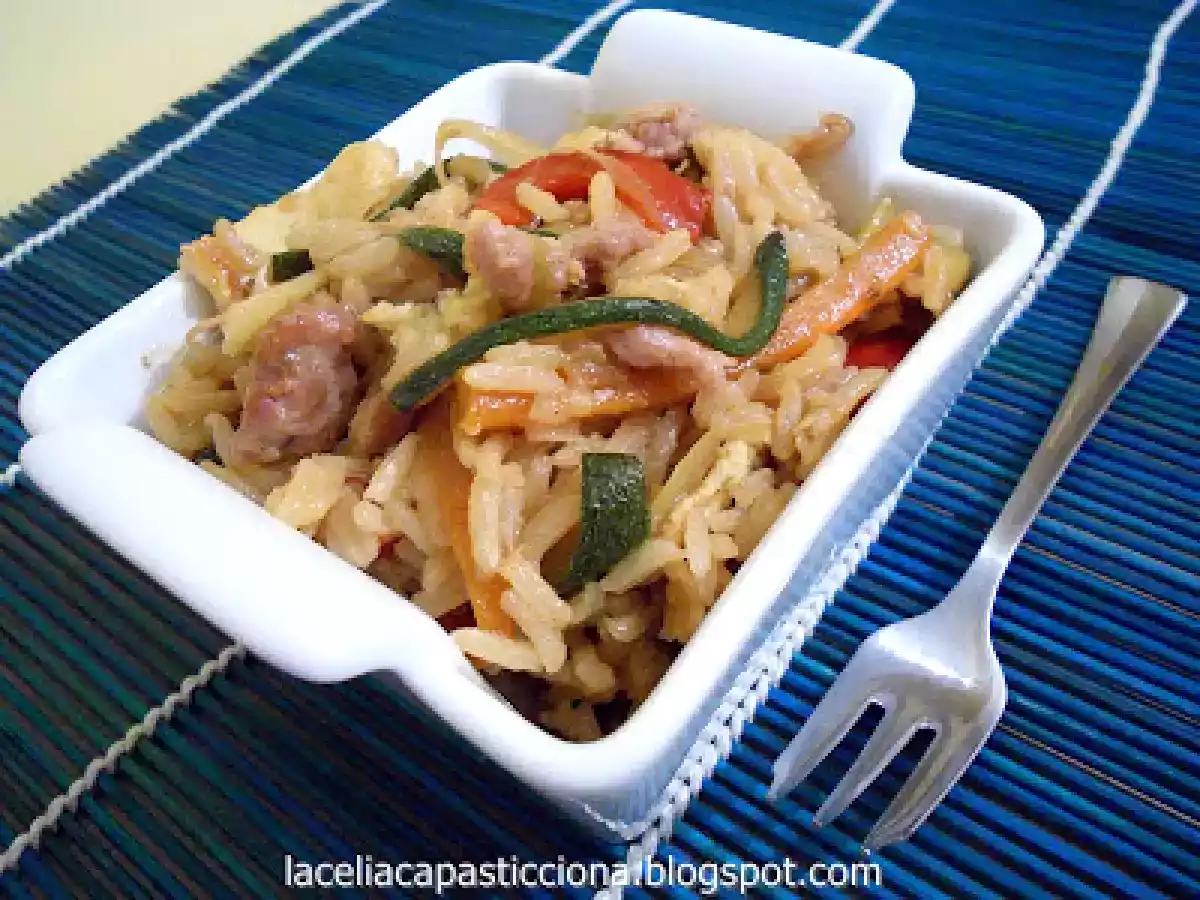 RISO SALTATO CON VERDURE, SALSICCIA E SALSA DI SOIA