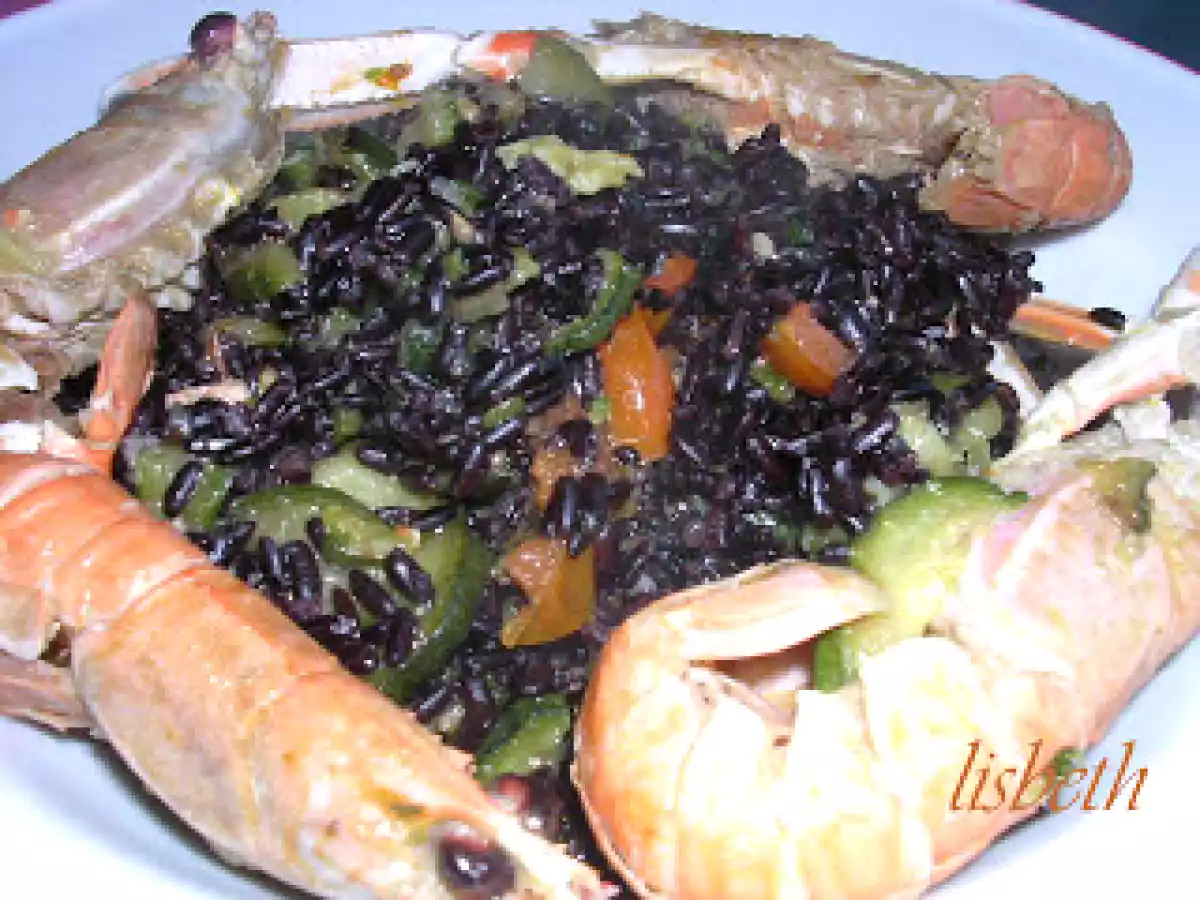 Riso venere con scampi zucchine e pomodorini