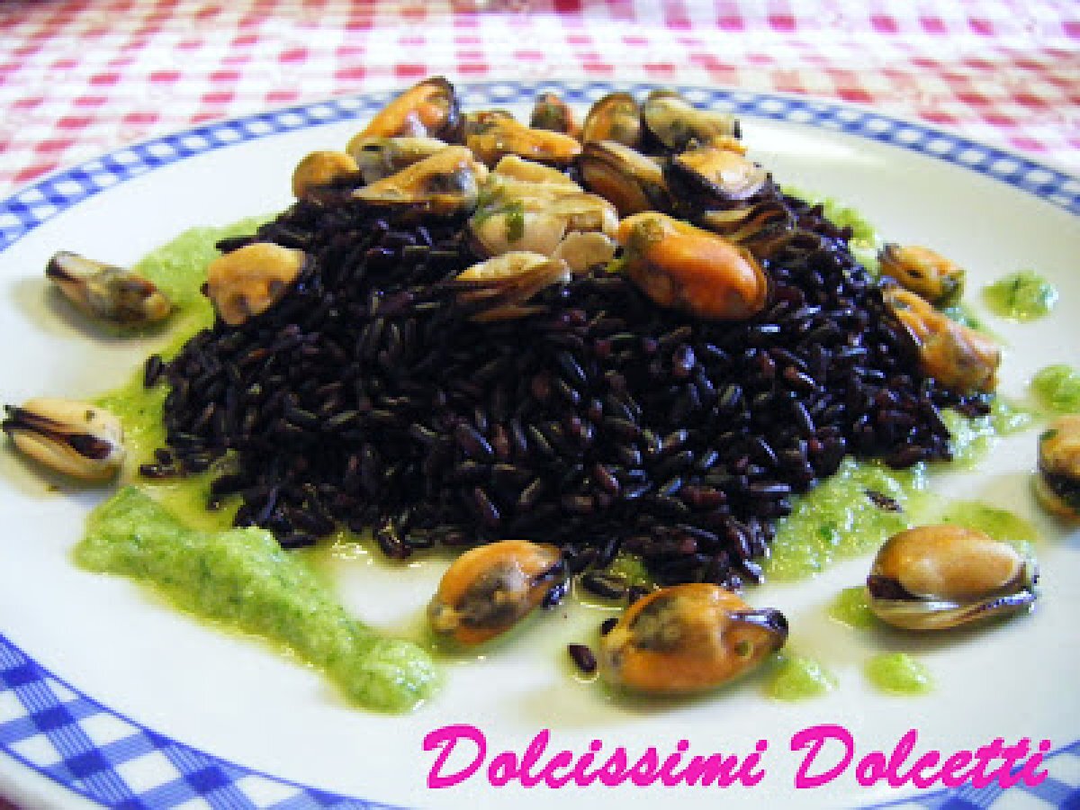 Riso venere nero con cozze su salsa di lattuga