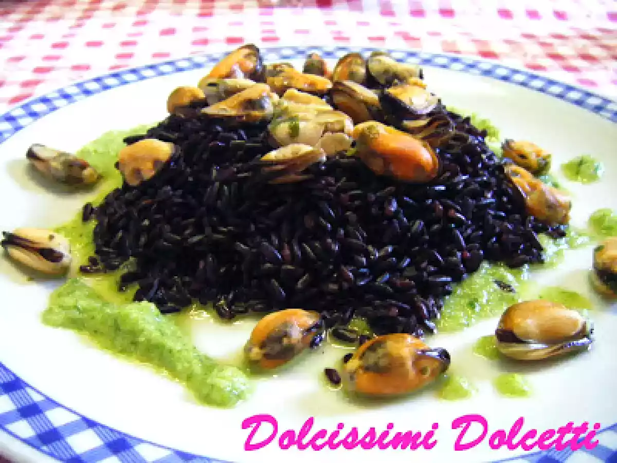 Riso venere nero con cozze su salsa di lattuga