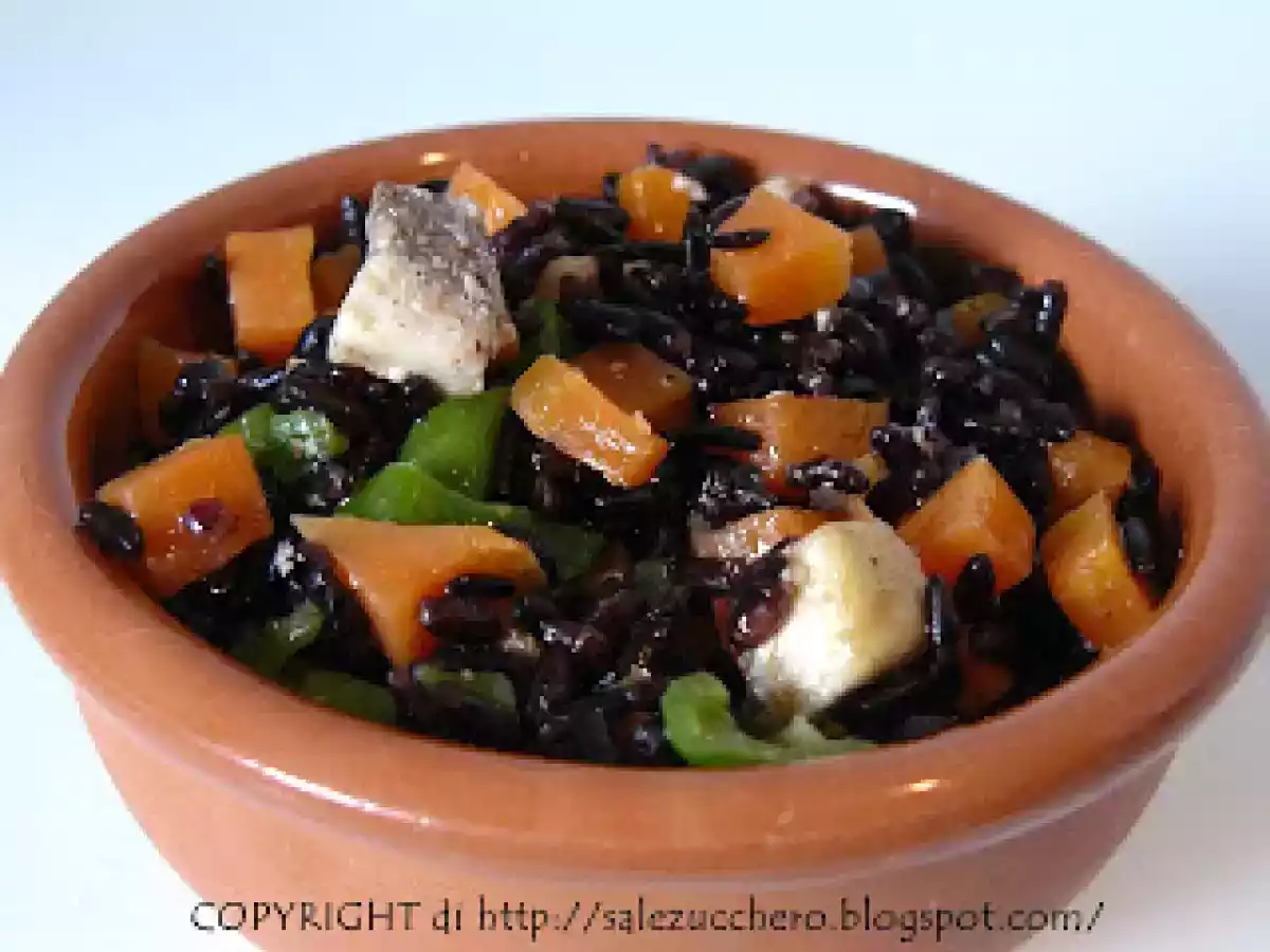 Riso Venere, pesce spada, carote, peperoncini dolci