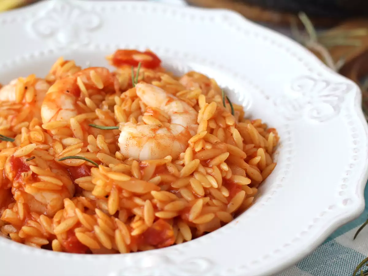 Risoni con pomodori e gamberetti: ricetta cremosa e facile
