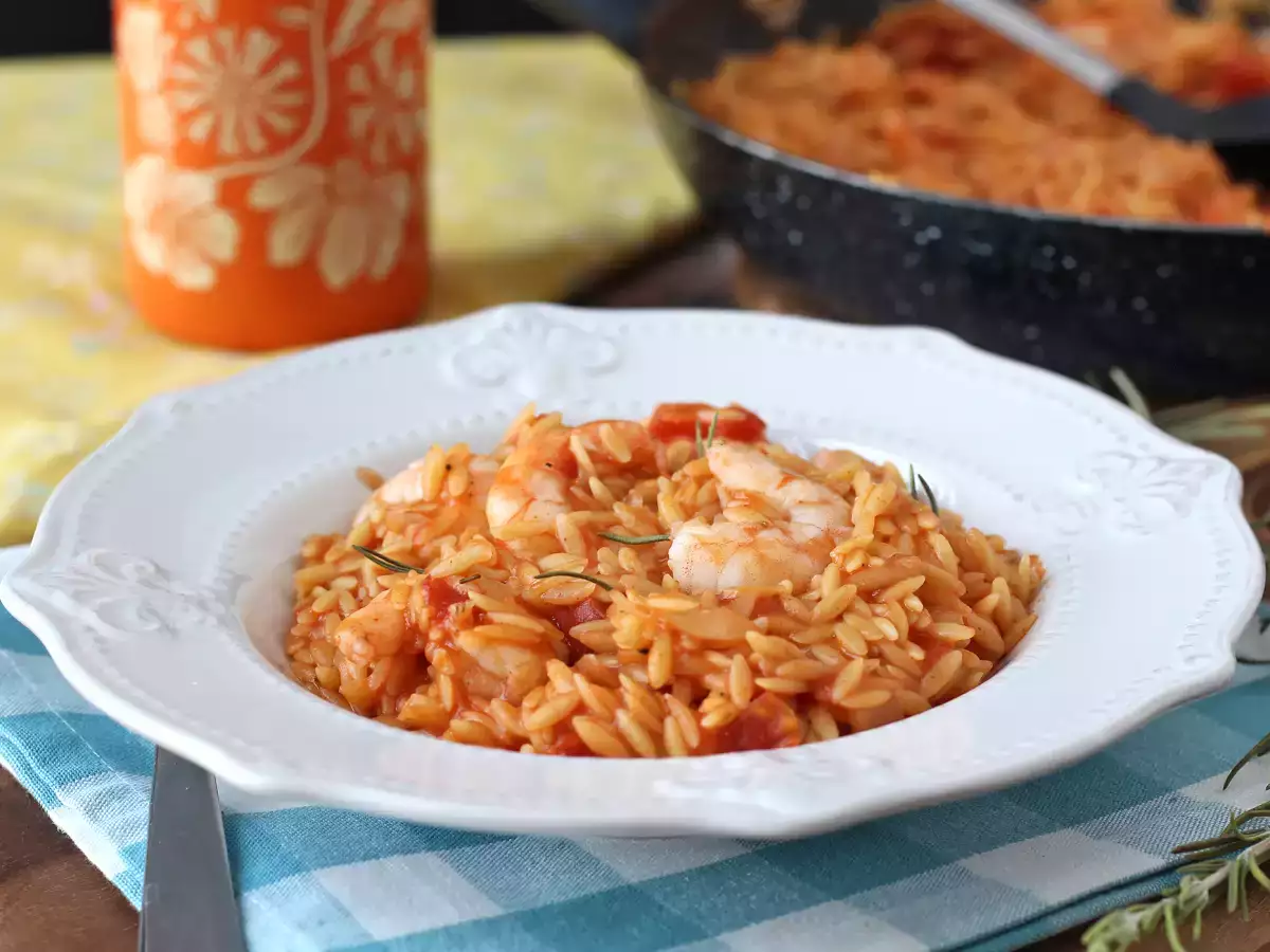 Risoni con pomodori e gamberetti: ricetta cremosa e facile - foto 2