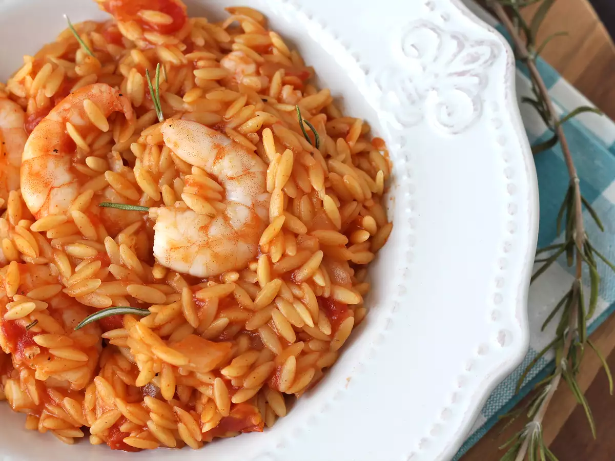 Risoni con pomodori e gamberetti: ricetta cremosa e facile - foto 4