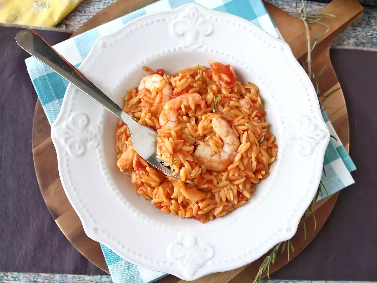 Risoni con pomodori e gamberetti: ricetta cremosa e facile - foto 6