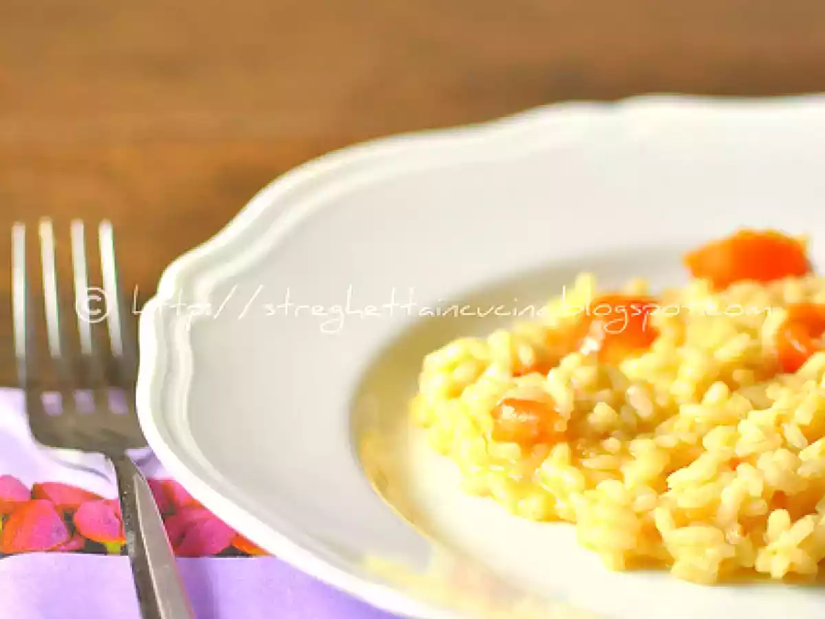 Risotto al martini rosso con pomodorini allo zucchero a velo, mantecato al burro salato.
