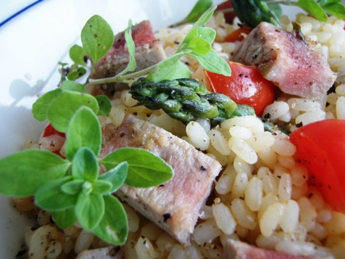 Risotto al pomodoro, tonno fresco e punte di asparagi