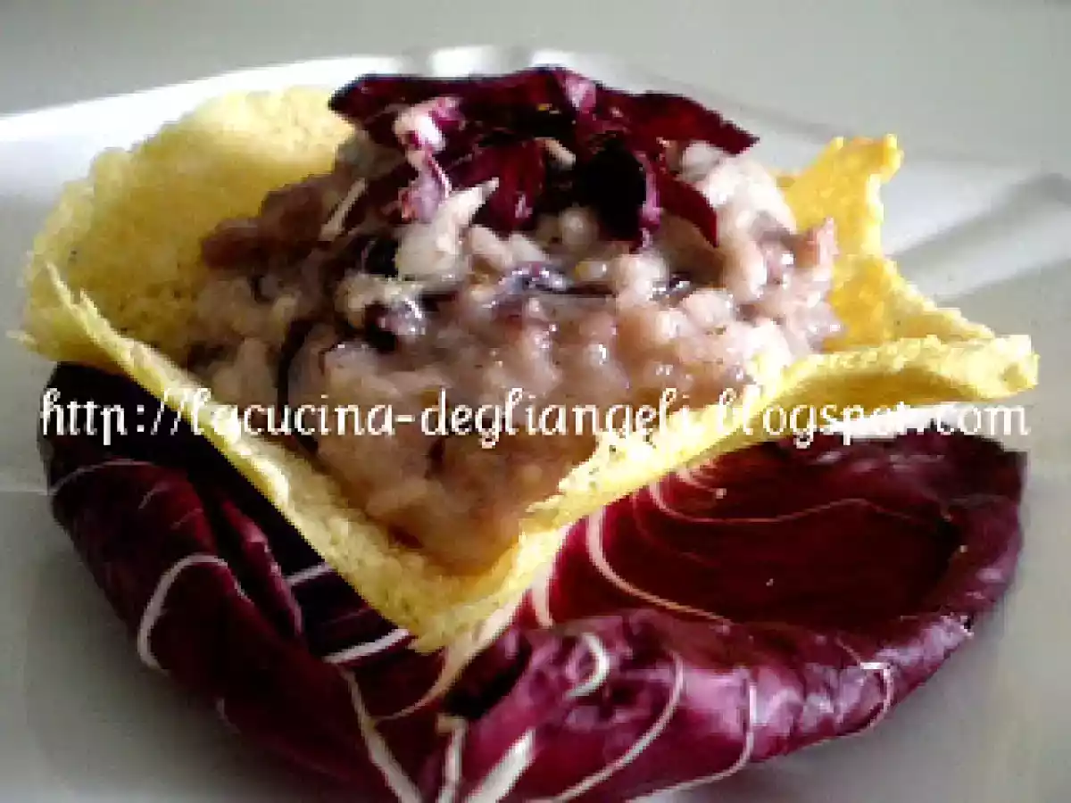 Risotto al radicchio con salsiccia e gorgonzola su cialda di grana