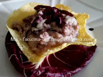 Risotto al radicchio con salsiccia e gorgonzola su cialda di grana - foto 2