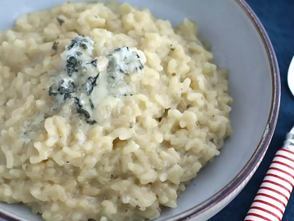 Risotto al Roquefort: la ricetta cremosa e dal sapore deciso pronta in pochi minuti - foto 3