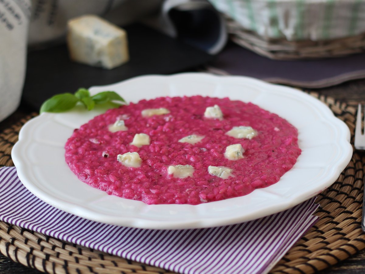 Risotto alla barbabietola e gorgonzola: un’esplosione di colore e sapori intensi