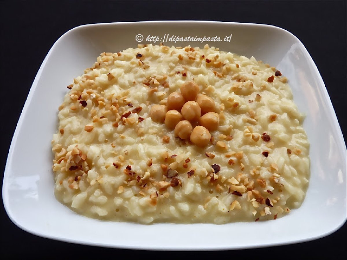 Risotto alla crema di ceci con nocciole e curry