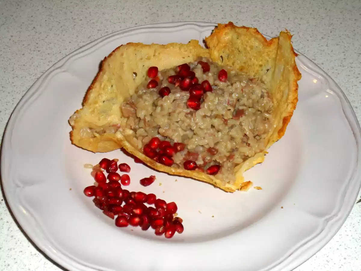 Risotto alla melagrana in cialda di pecorino