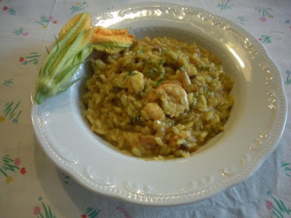 Risotto allo zafferano con fiori di zucca e gamberi