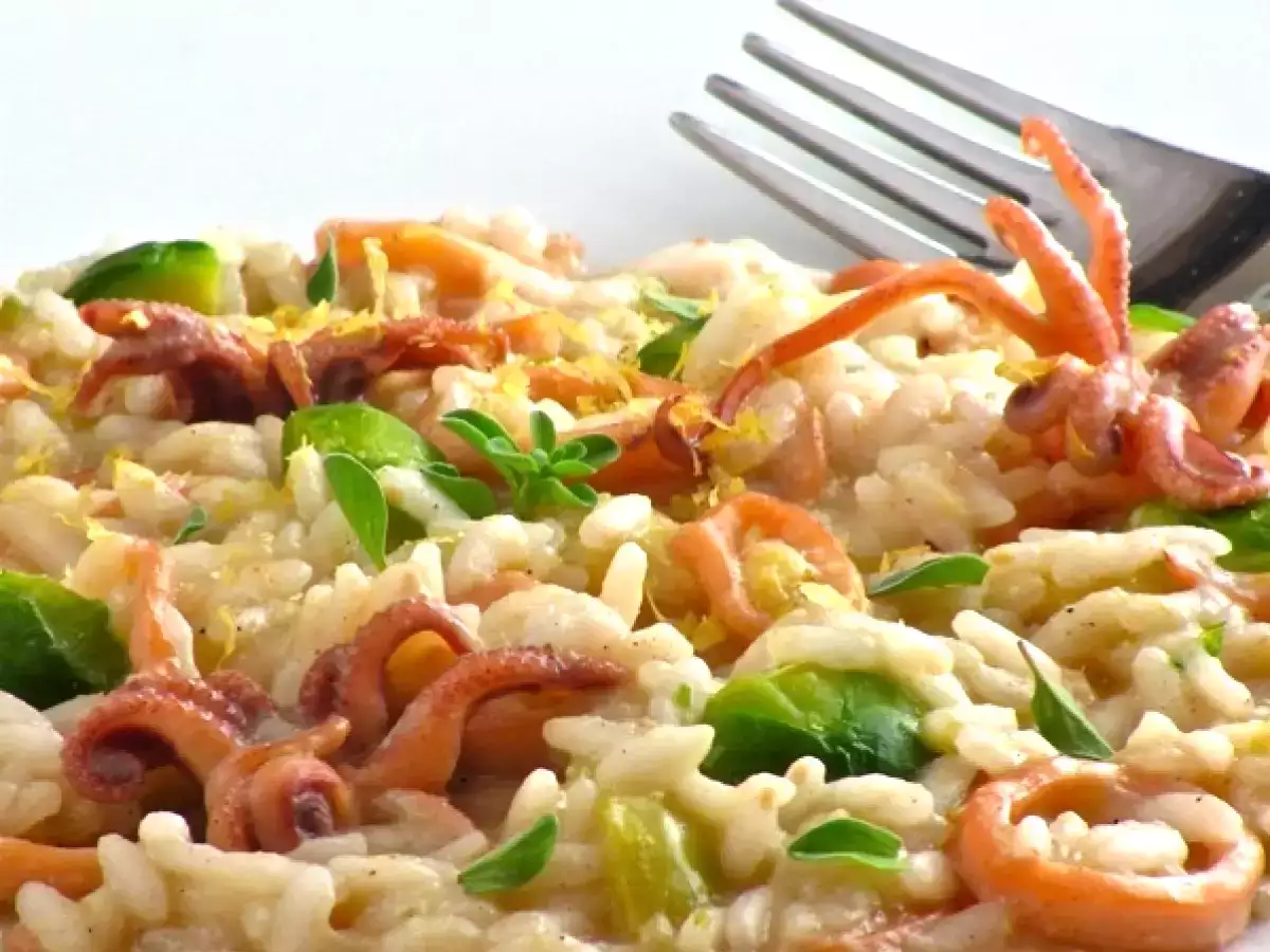 Risotto con calamaretti e cavolini di Bruxelles: la ricetta cremosa e aromatica - foto 2
