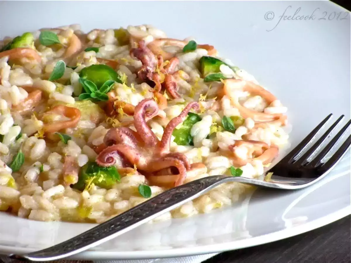 Risotto con calamaretti e cavolini di Bruxelles: la ricetta cremosa e aromatica