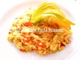 Risotto con fiori di zucchine e peperone rosso