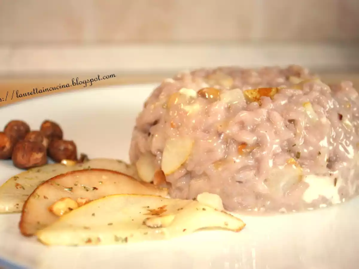 Risotto con pere e nocciole mantecato al taleggio