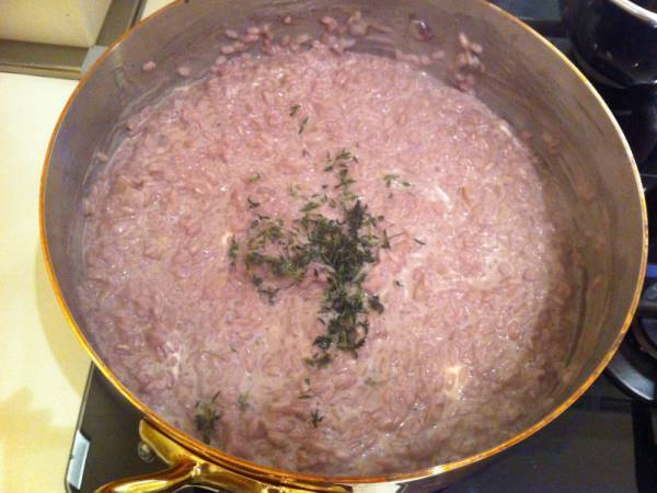 Risotto con vino rosso, crescenza e timo