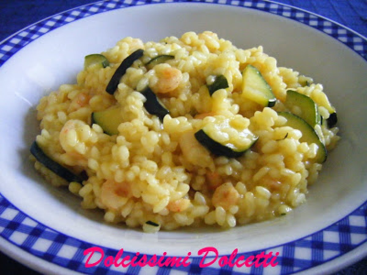 Risotto dorato con gamberetti e zucchine