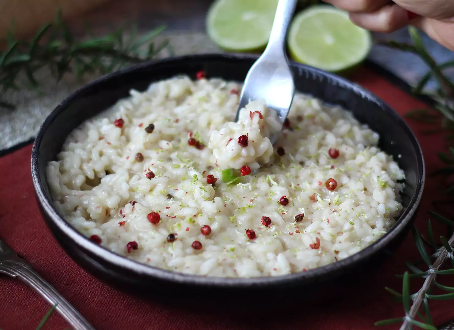 Risotto lime e pepe rosa: ricetta elegante e vegetariana per cene speciali