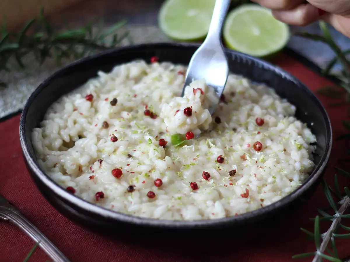Risotto lime e pepe rosa: ricetta elegante e vegetariana per cene speciali