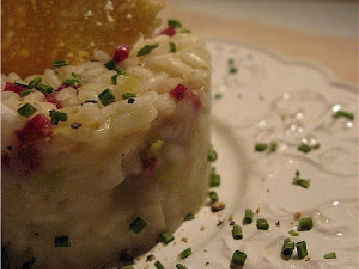 RISOTTO PORRI, SALAME DI CINGHIALE ED ERBA CIPOLLINA CON CIALDA DI PARMIGIANO