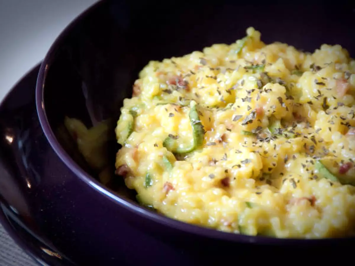 Risotto zucchine e speck: ricetta cremosa, facile e ricca di gusto